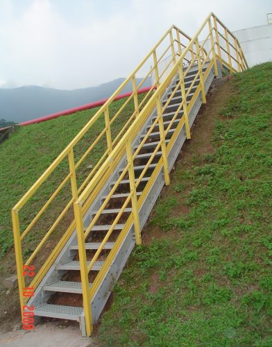 ESCADA INCLINADA EM FIBRA DE VIDRO